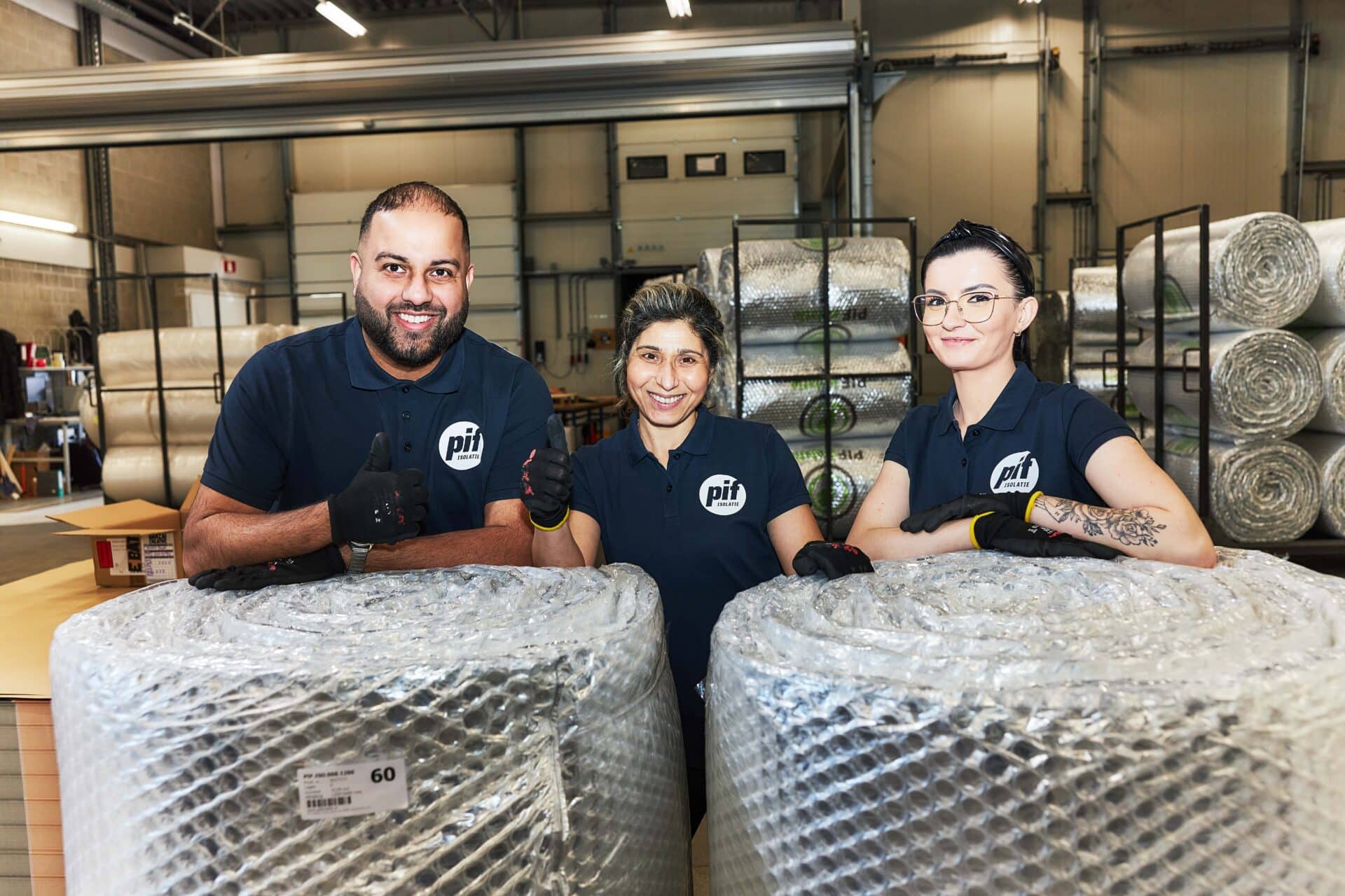 Medewerkers PIF Isolatie lachend met rollen isolatie