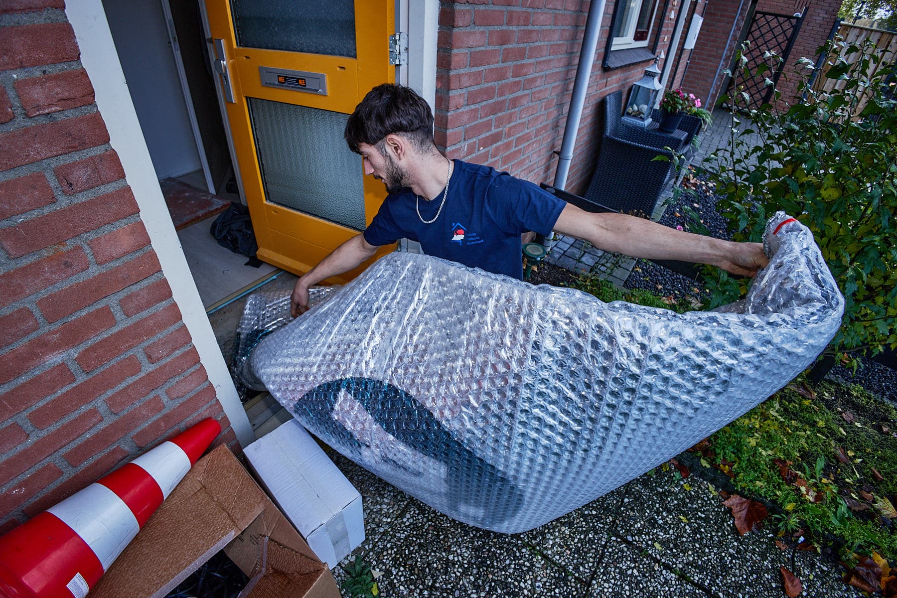 Verwerker met isolatiemateriaal in handen