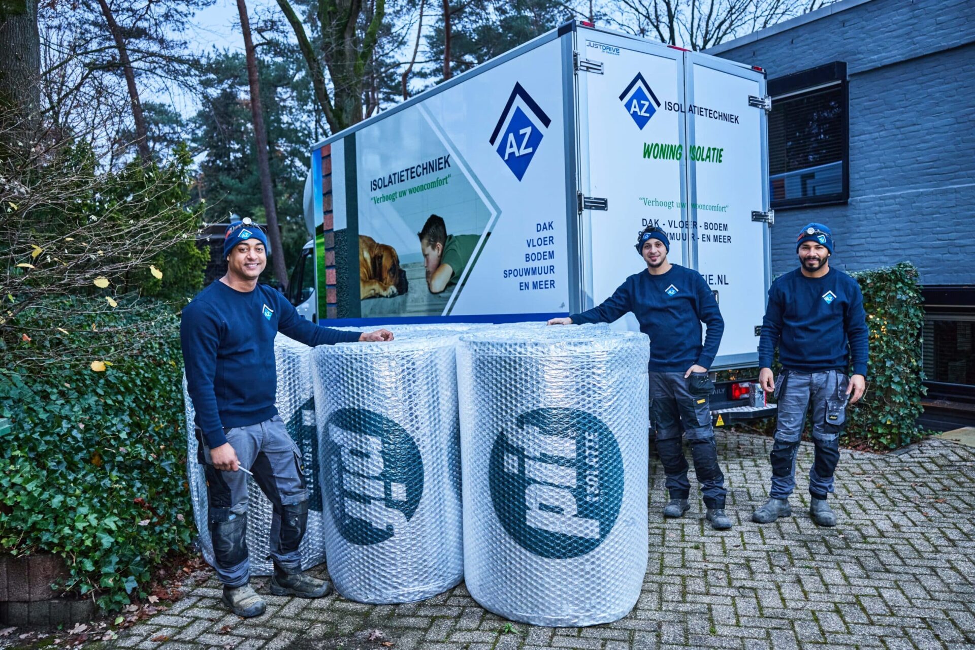 Verwerkers met rollen PIF isolatie buiten een bungalow