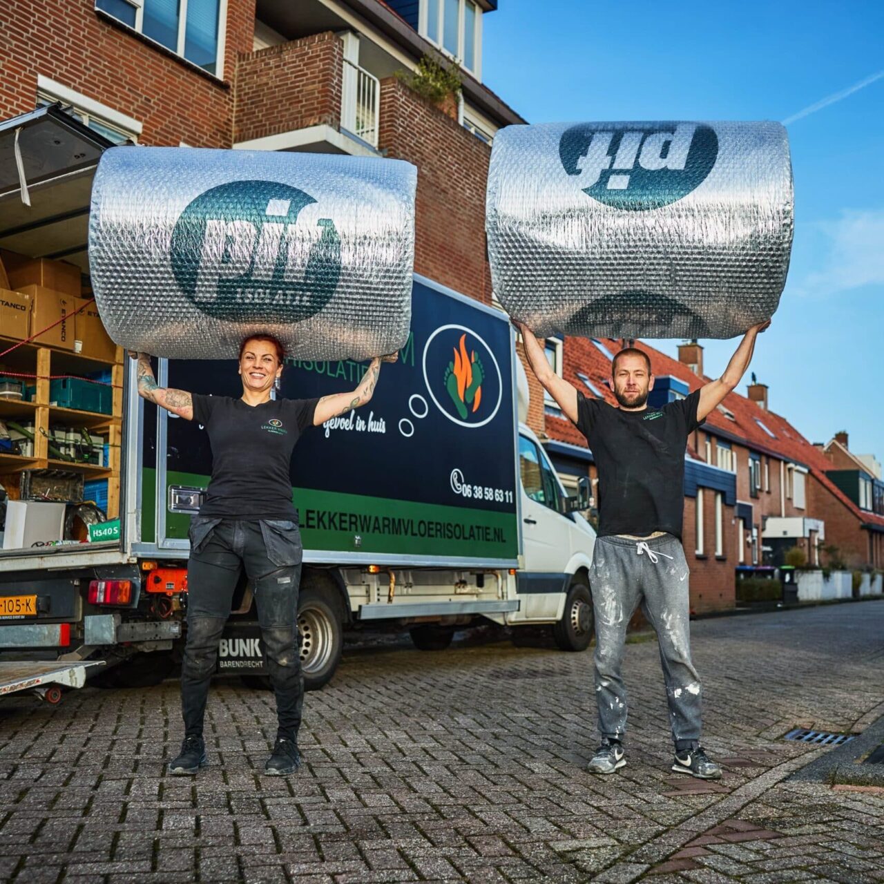 Verwerkers met rollen isolatiefolie in handen